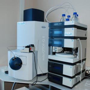 Spektrometr-mas-micrOTOF-Q-II-z-chromatografem-cieczowym-Dionex-UltiMate-3000
